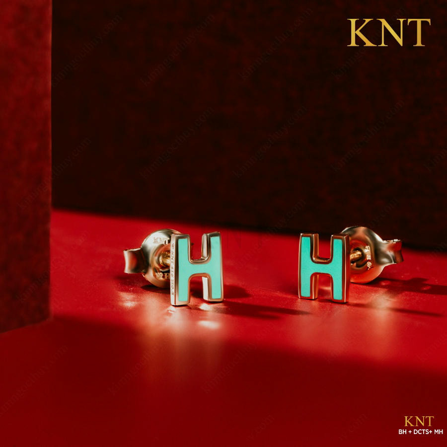 Bông tai Sea La Vie chữ H: Trẻ trung, nổi bật, phủ sứ xanh độc đáo