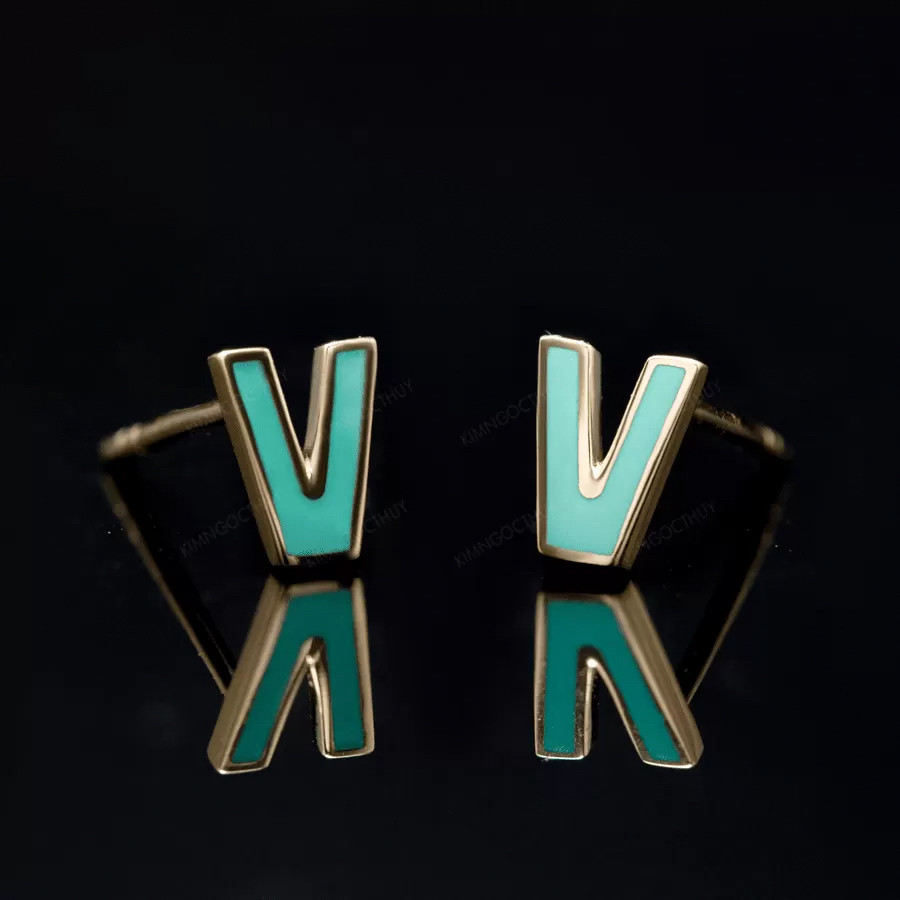 Năng động, cá tính với bông tai Sea La Vie chữ V - BV! Thiết kế độc đáo, nổi bật.