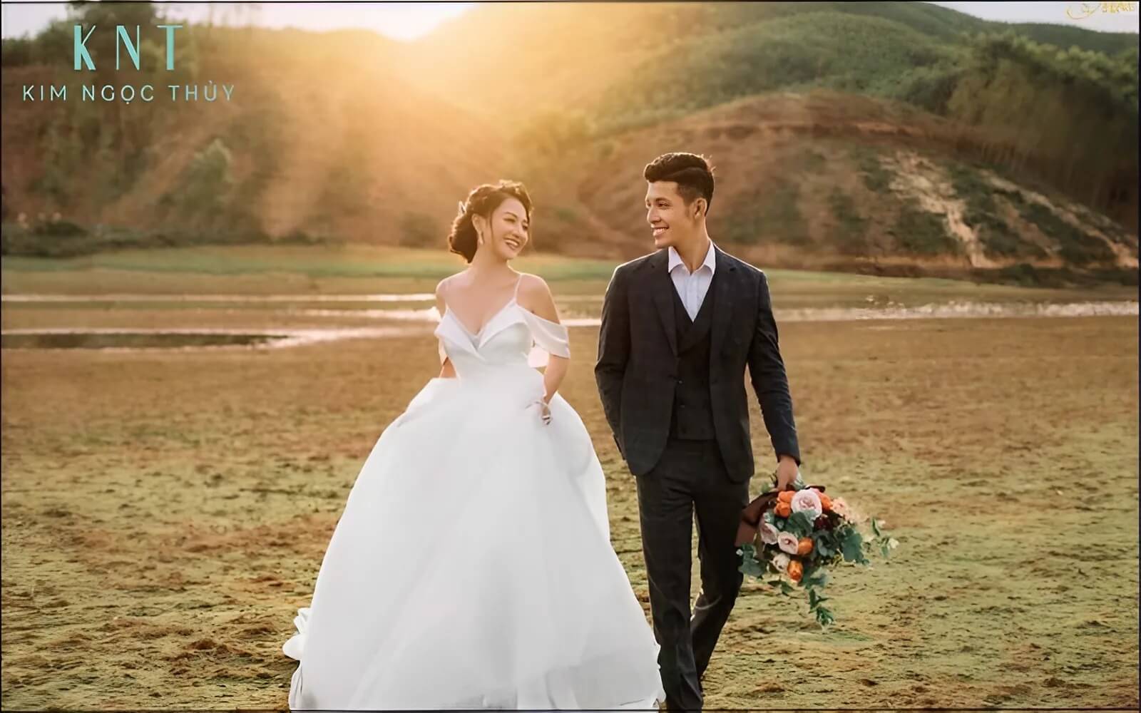 Cô dâu chú rể chụp ảnh cưới lãng mạn trên bãi biển