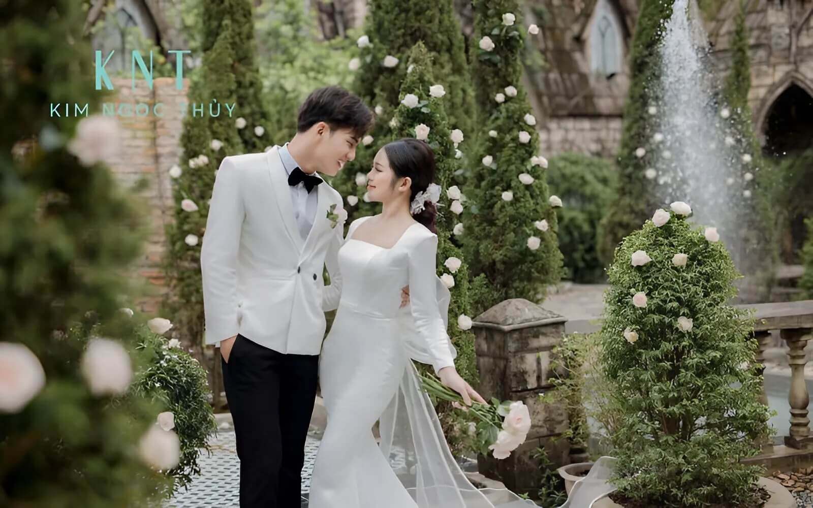 Ekip đang chuẩn bị trang phục và trang điểm cho cô dâu