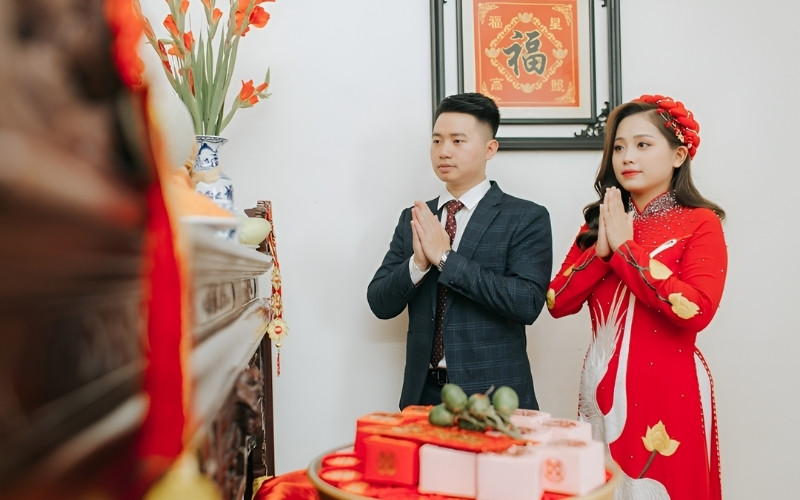 Cô dâu chú rể trong nghi lễ cưới truyền thống, minh họa cho việc cân nhắc mượn tuổi cưới