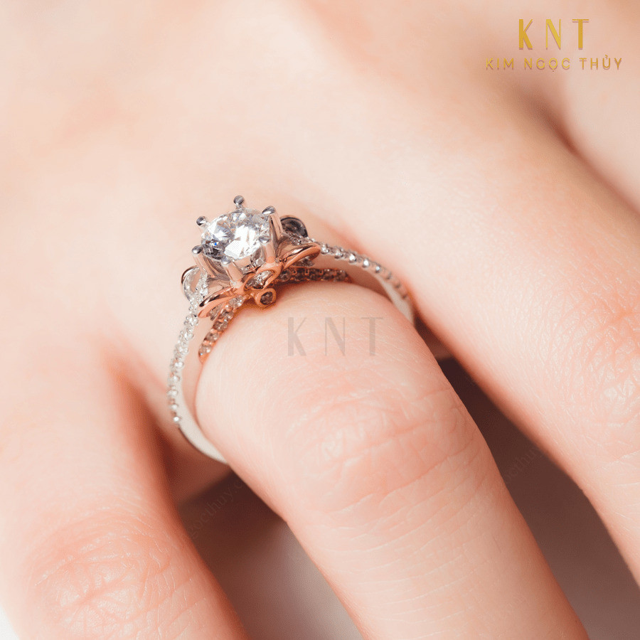 Nhẫn đính hôn R414 phù hợp với nhiều kiểu dáng tay