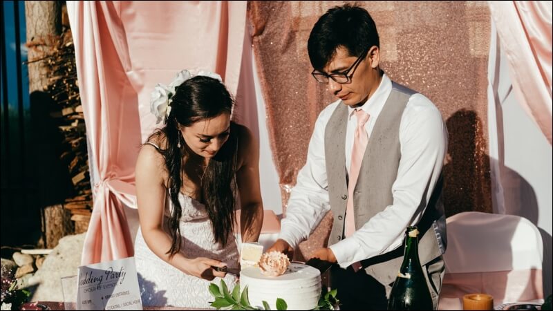Cặp đôi cùng nhau thực hiện nghi thức cắt bánh cưới