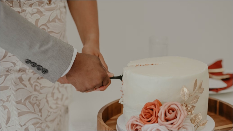 Mẫu bánh cưới nhiều tầng trang trí hoa tươi tinh tế