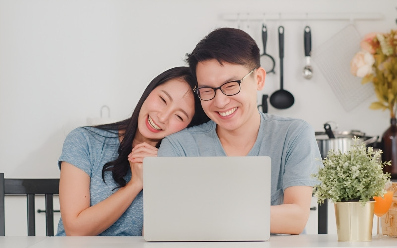 Cặp đôi có thể tìm ra một Hành trung gian có khả năng làm cầu nối, giảm bớt sự khắc chế giữa hai Mệnh