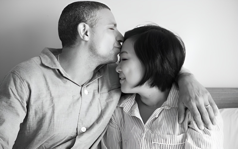 Trước khi trao đi một nụ hôn, đặc biệt là những nụ hôn lãng mạn, hãy chú ý quan sát ngôn ngữ cơ thể và tín hiệu từ đối phương