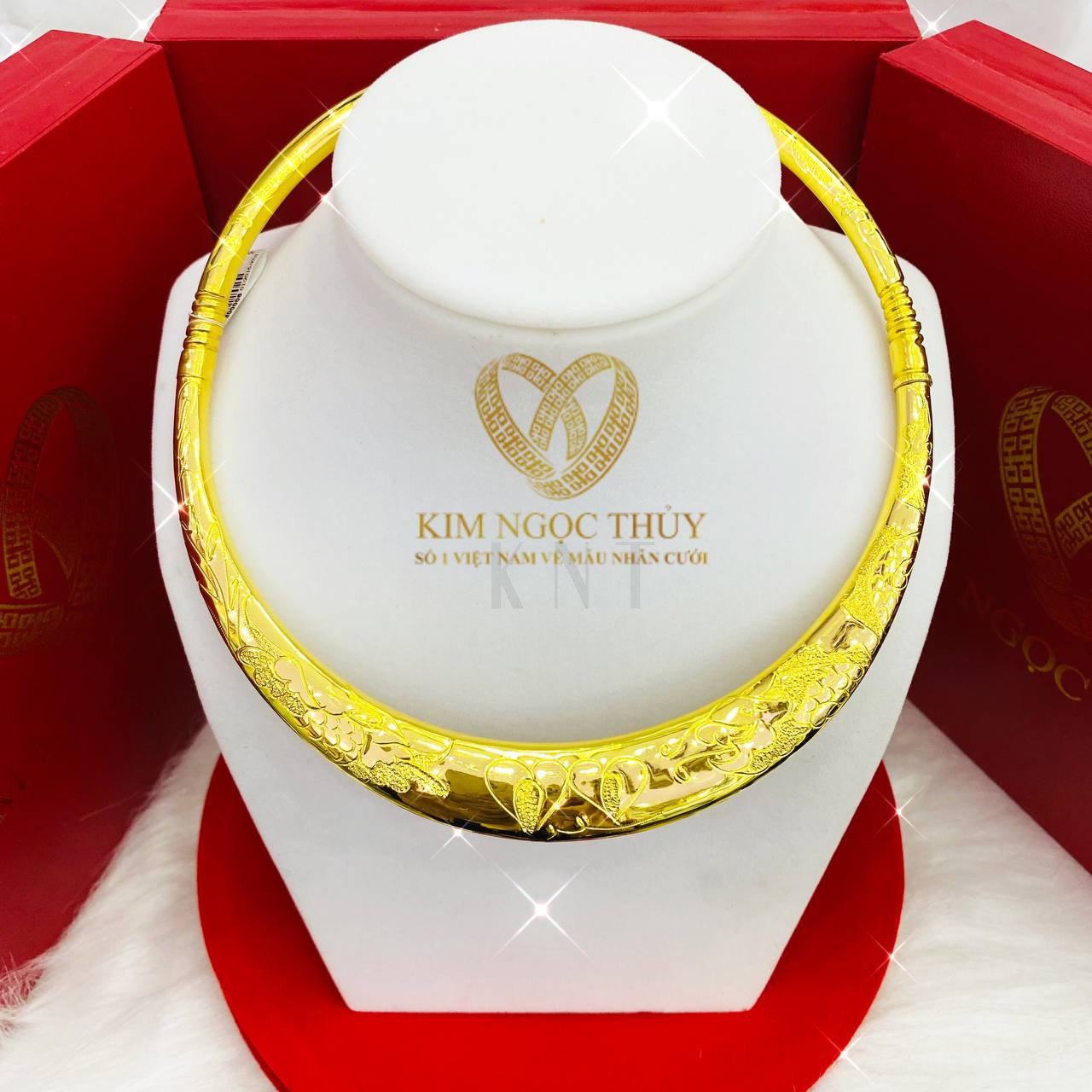 Kiềng 3-5 chỉ chạm rồng phụng hoa văn: Kiềng vàng 24K 3-5 chỉ, họa tiết rồng phụng độc đáo