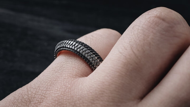 Đeo nhẫn cưới thể hiện tình yêu và sự chung thủy