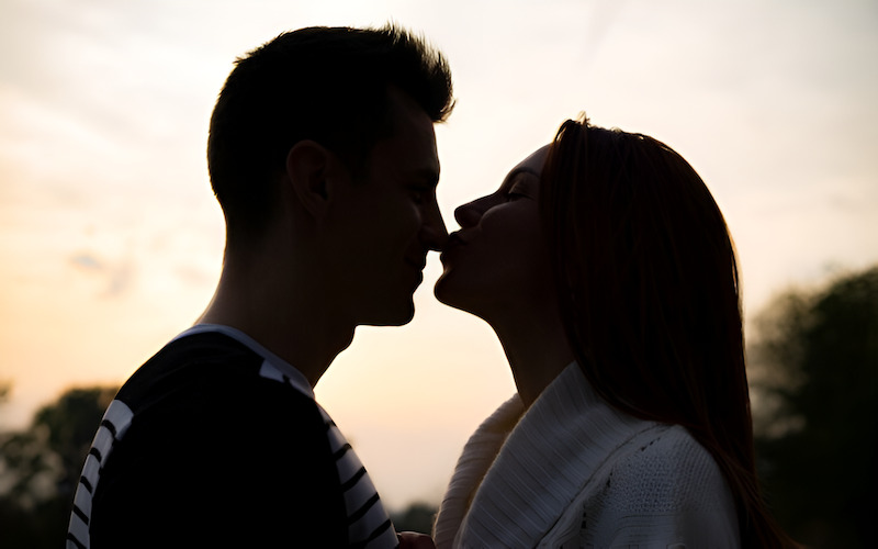 Nụ hôn trên môi thường được xem là biểu hiện rõ ràng nhất của tình yêu lãng mạn và đam mê giữa các cặp đôi