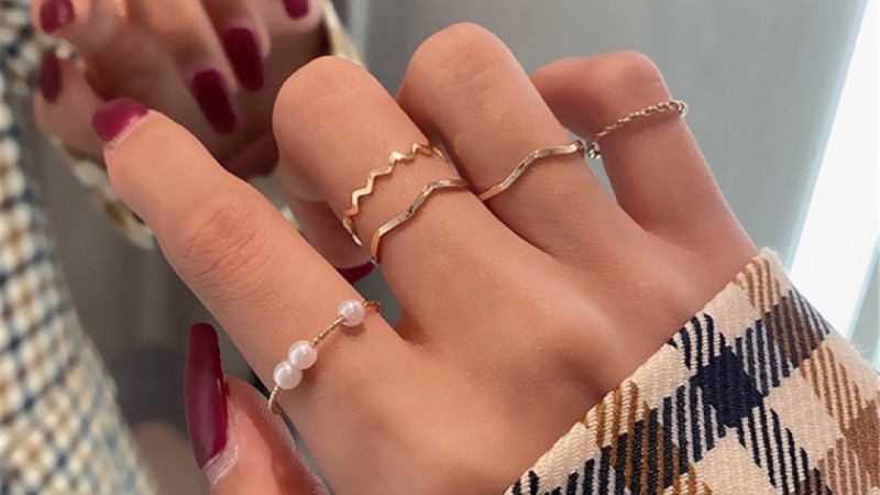 Nên chọn nhẫn cùng tông màu và phong cách để thể hiện sự đồng nhất khi đeo