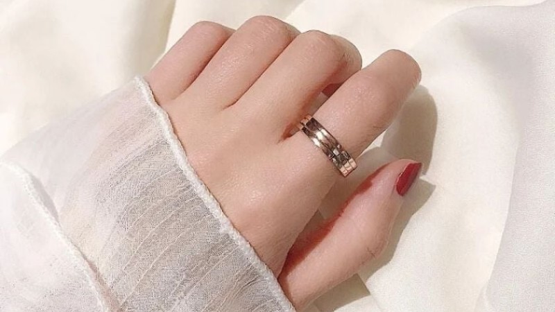 Đeo nhẫn ngón trỏ ở nữ thể hiện trạng thái mở lòng với cơ hội mới