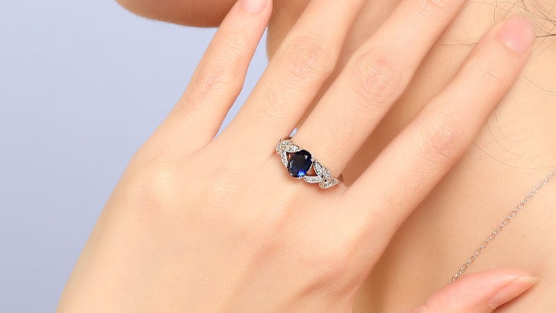 Nữ đeo nhẫn ngón giữa thể hiện sự cân bằng trong các mối quan hệ