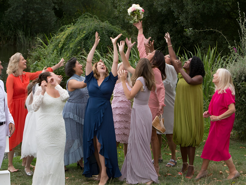 Khách mời độc thân hào hứng chờ đợi hoa cưới.