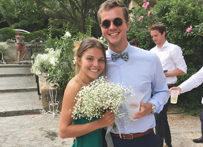 Bắt được hoa cưới: Nụ cười hạnh phúc và may mắn.