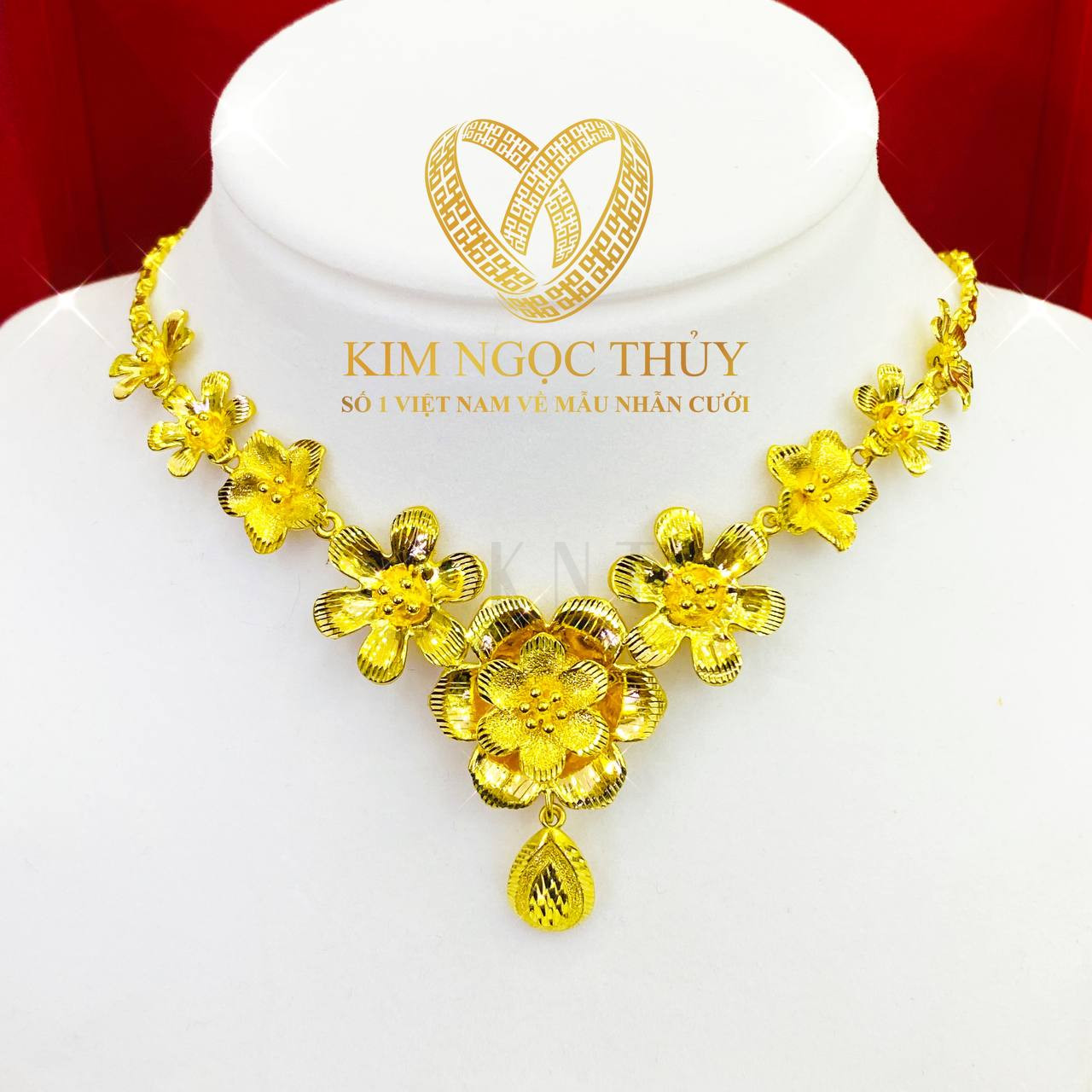 Dây chuyền hoa mai đúc máy: Vẻ đẹp tinh tế, thiết kế sắc nét,