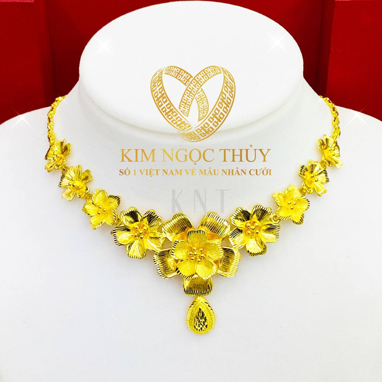 Dây chuyền hoa mai đúc máy: Vẻ đẹp tinh tế, thiết kế sắc nét,