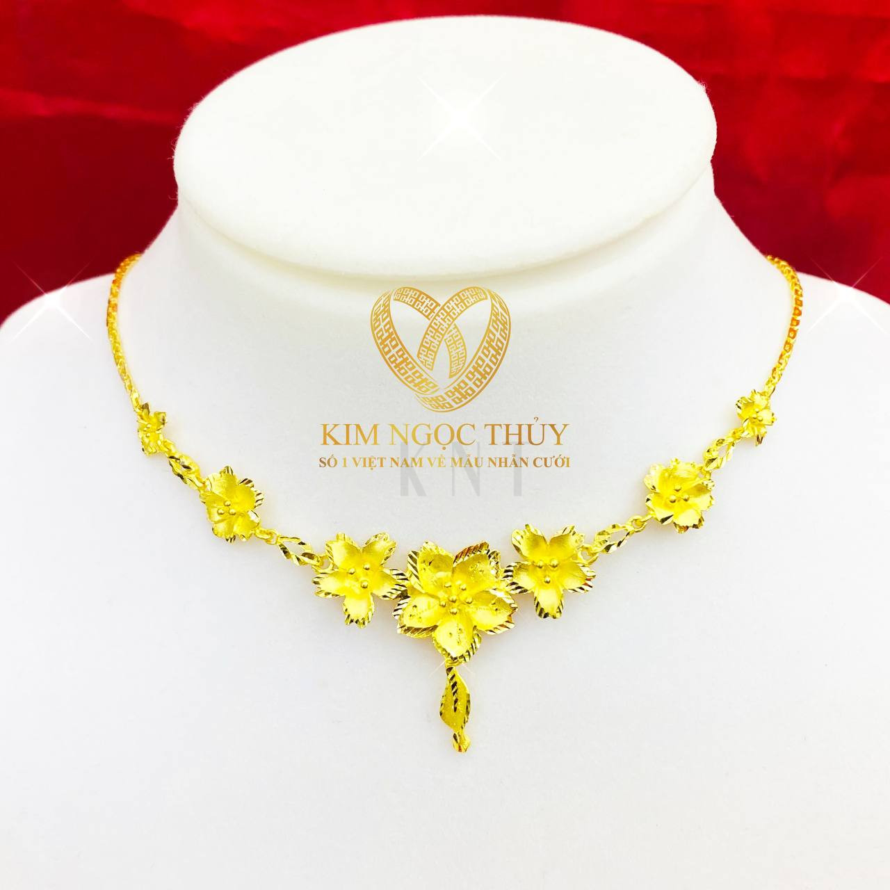 Dây chuyền hoa mai đúc máy: Chất vàng bền màu, thiết kế ấn tượng