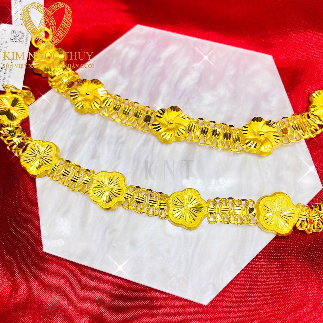 Lắc tay 2 chỉ thiết kế độc đáo với hình hoa tinh tế