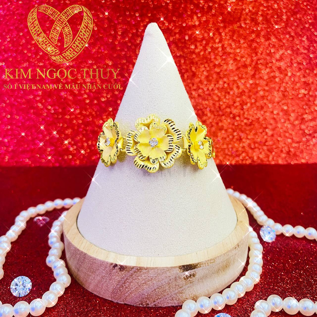 Lắc tay 3 chỉ hình hoa mang gu thẩm mỹ tinh tế