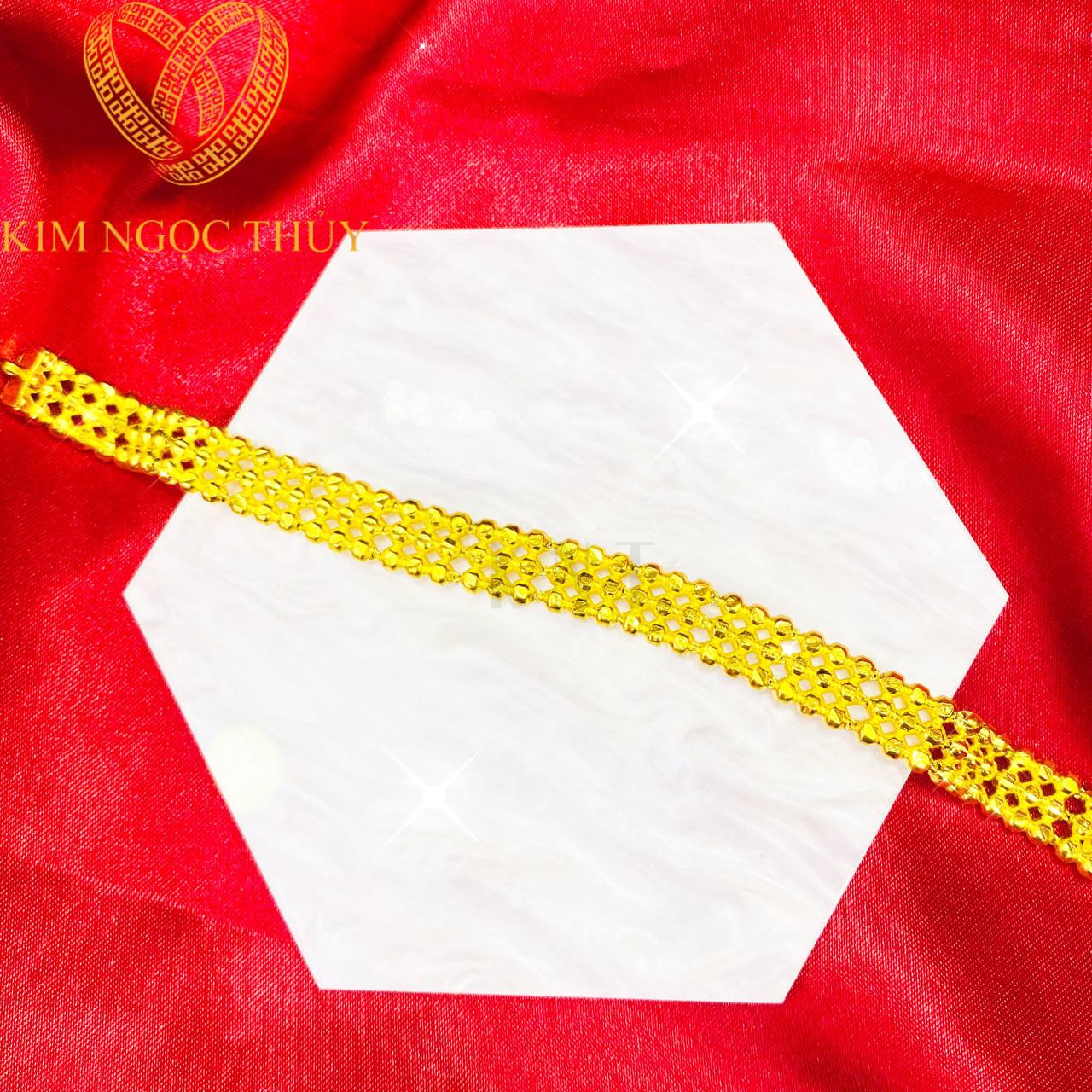 Lắc tay 3 chỉ thiết kế tỉ mỉ và tinh tế