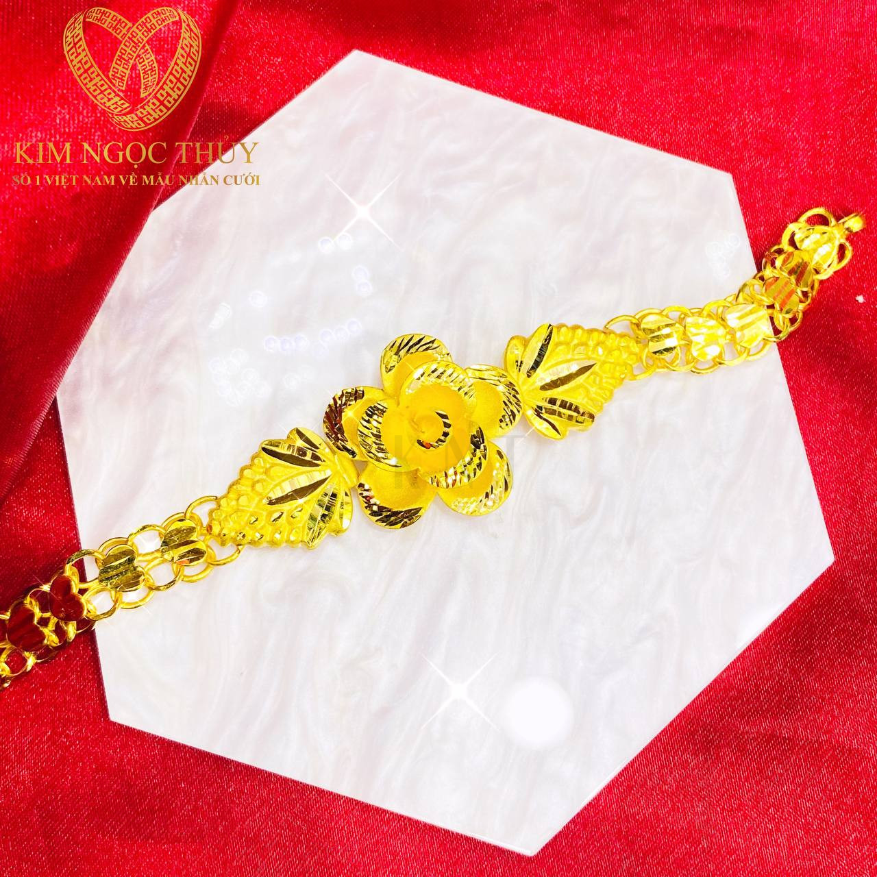 Lắc tay 3 chỉ thiết kế hình hoa mang lại vẻ đẹp quý phái, đẹp lộng lẫy