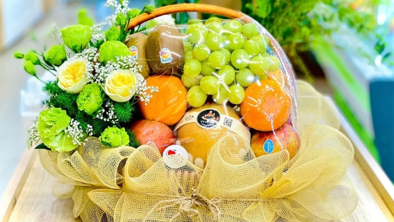 Giỏ trái cây là quà phù hợp với mọi gia đình