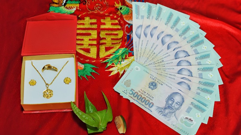 Tiền nạp tài là khoản tiền nhà trai chuẩn bị trong phong bao hoặc tráp nhỏ để trao cho đại diện nhà gái