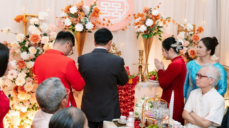 Cô dâu chú rể cùng nhau thắp hương trên bàn thờ tổ tiên nhà gái