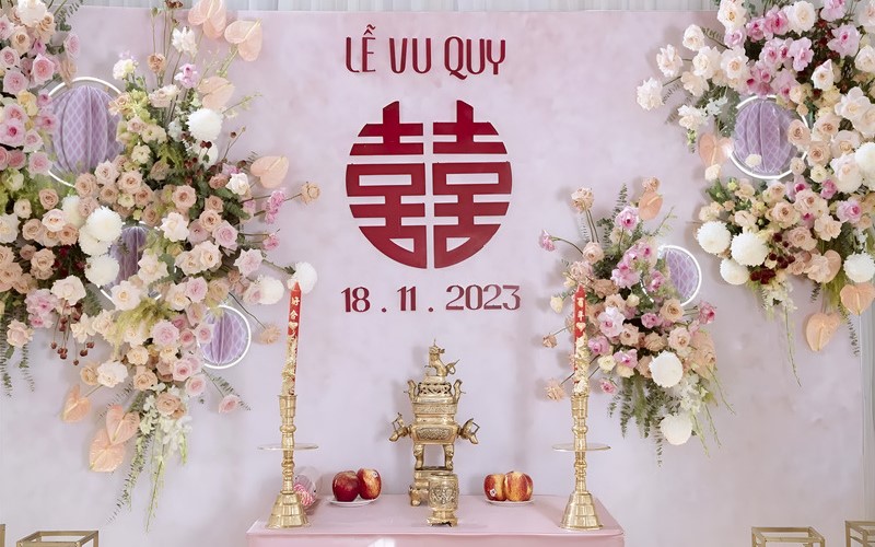 Lau dọn và chuẩn bị lễ vật cho bàn thờ gia tiên