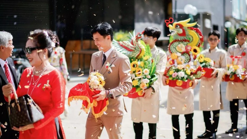 Đội bê tráp và nhà trai di chuyển đến nhà cô dâu