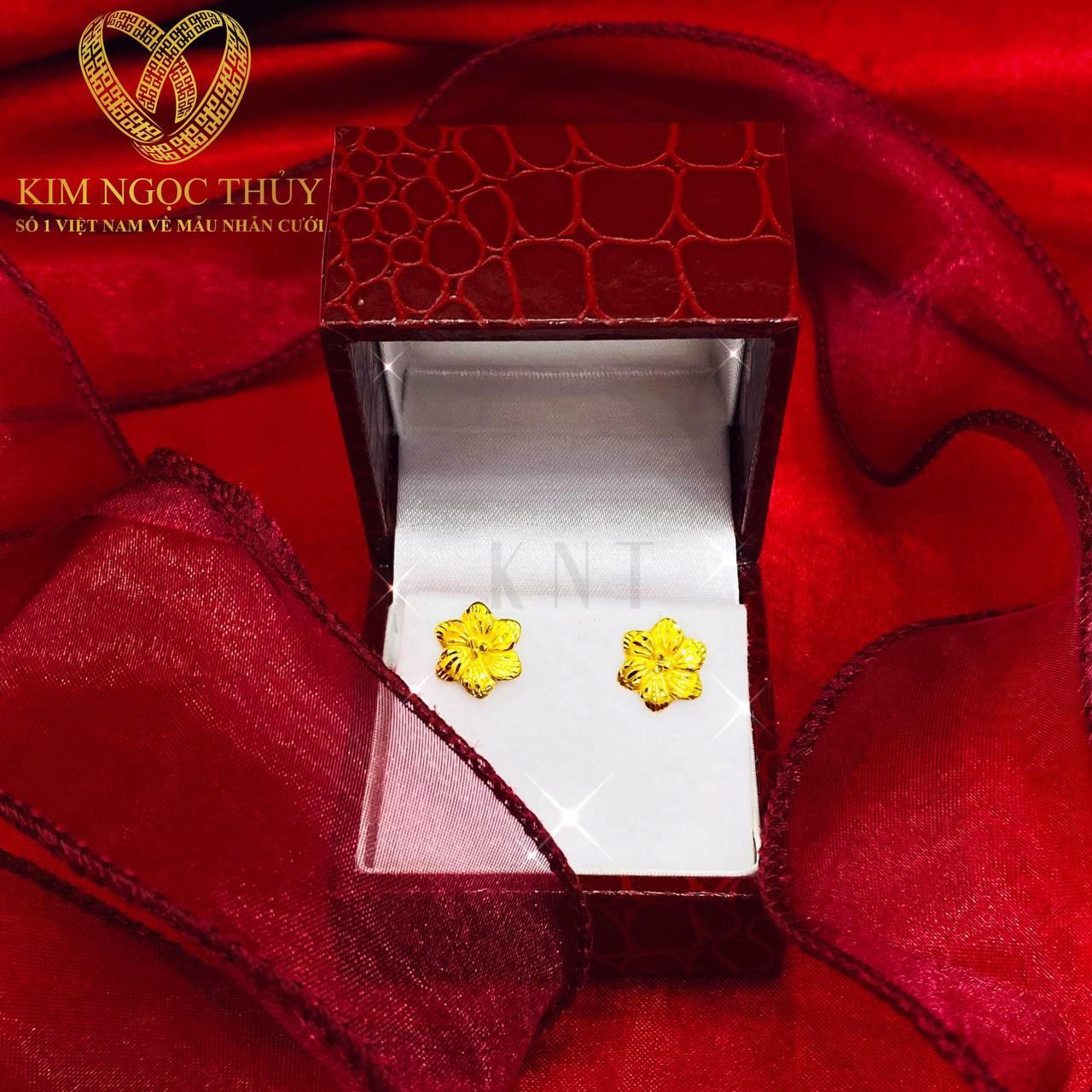 Bông tai hoa mai 5P vàng 24K: Thiết kế hoa mai năm cánh là biểu tượng của sự may mắn, tài lộc và hạnh phúc trong văn hóa Á Đông