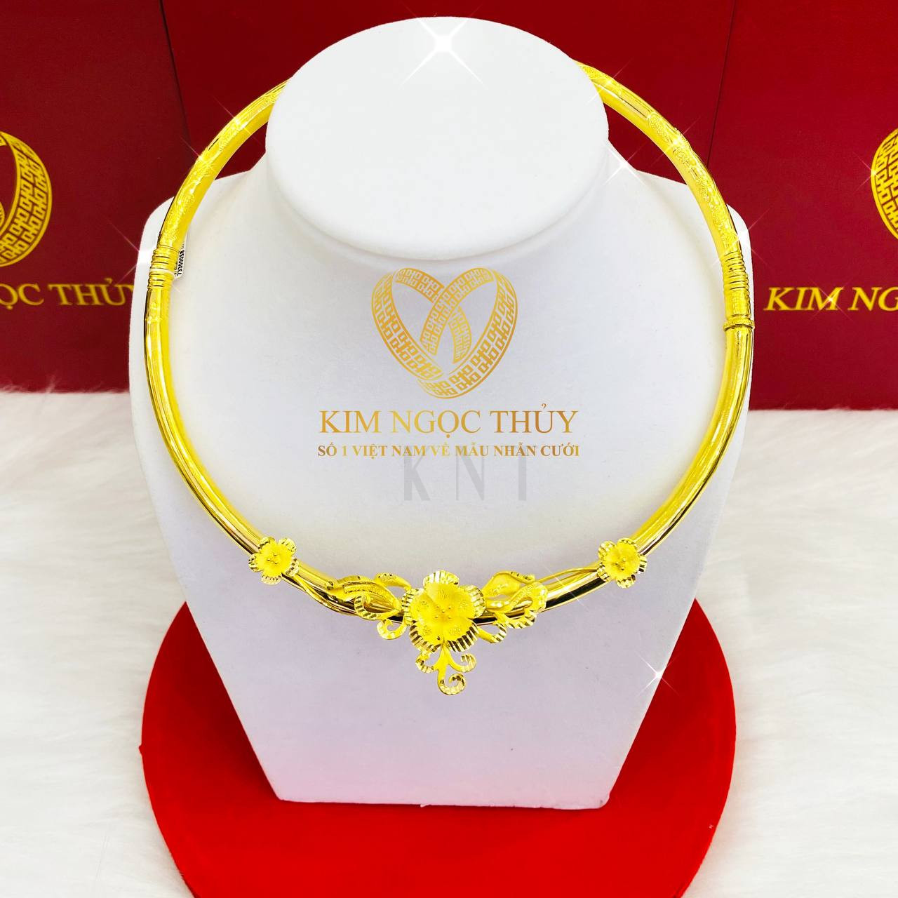 Kiềng trơn vàng 24K quấn hoa, heo, long phụng là biểu tượng phú quý, hạnh phúc.