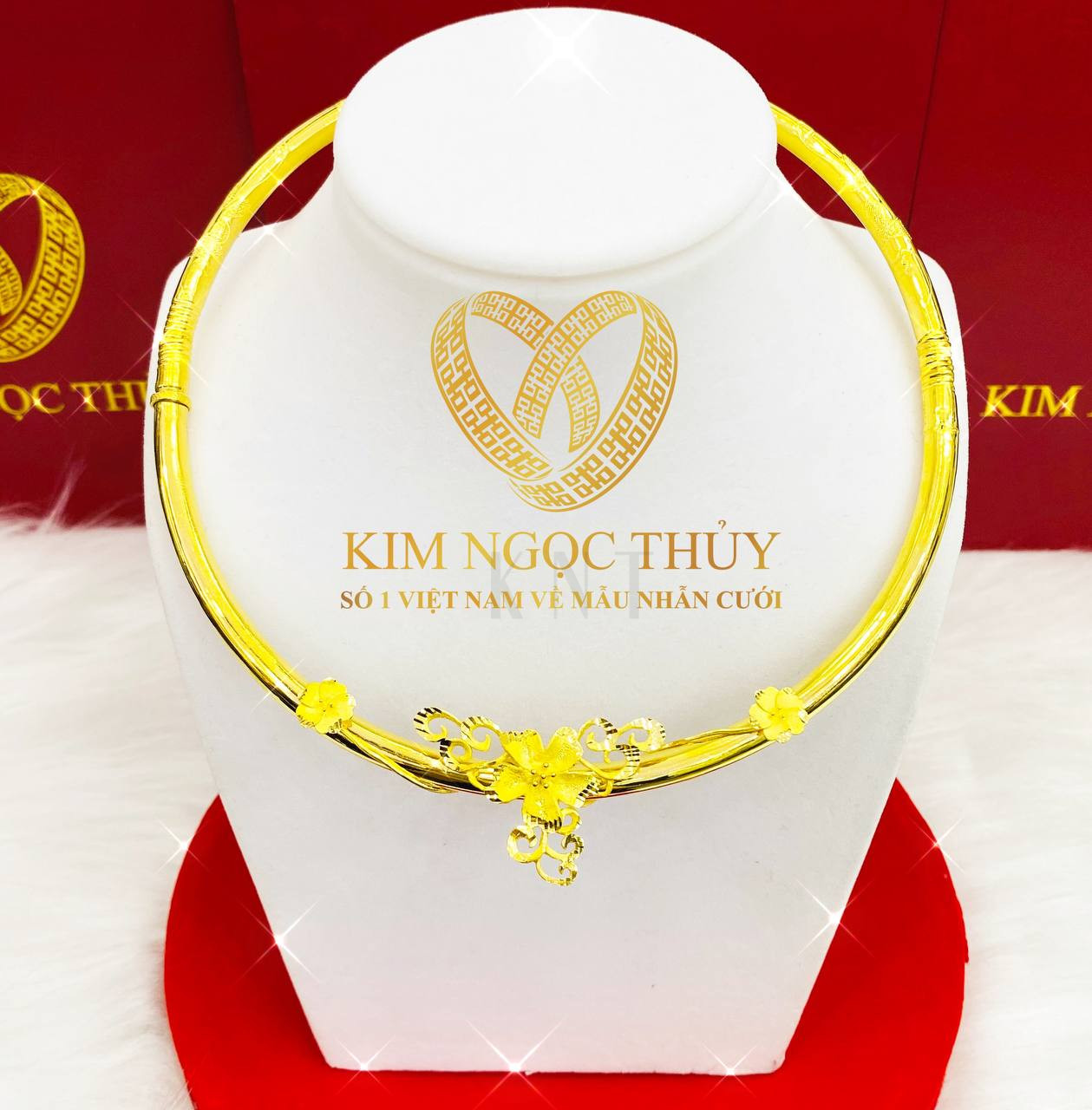 Kiềng trơn vàng 24K quấn hoa, heo, long phụng: Sự kết hợp tinh tế giữa kiềng trơn, họa tiết heo, long phụng và hoa văn