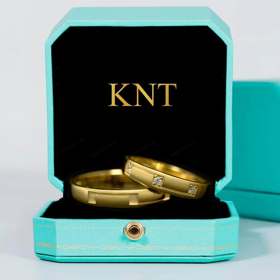 Nhẫn cưới A140: Thiết kế vuông vắn, hiện đại, nhẫn nữ đính đá