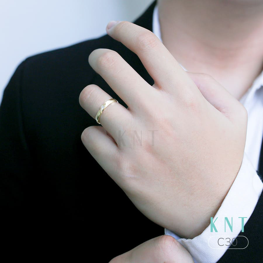 Nhẫn cưới C30 đeo lên rất sáng tay