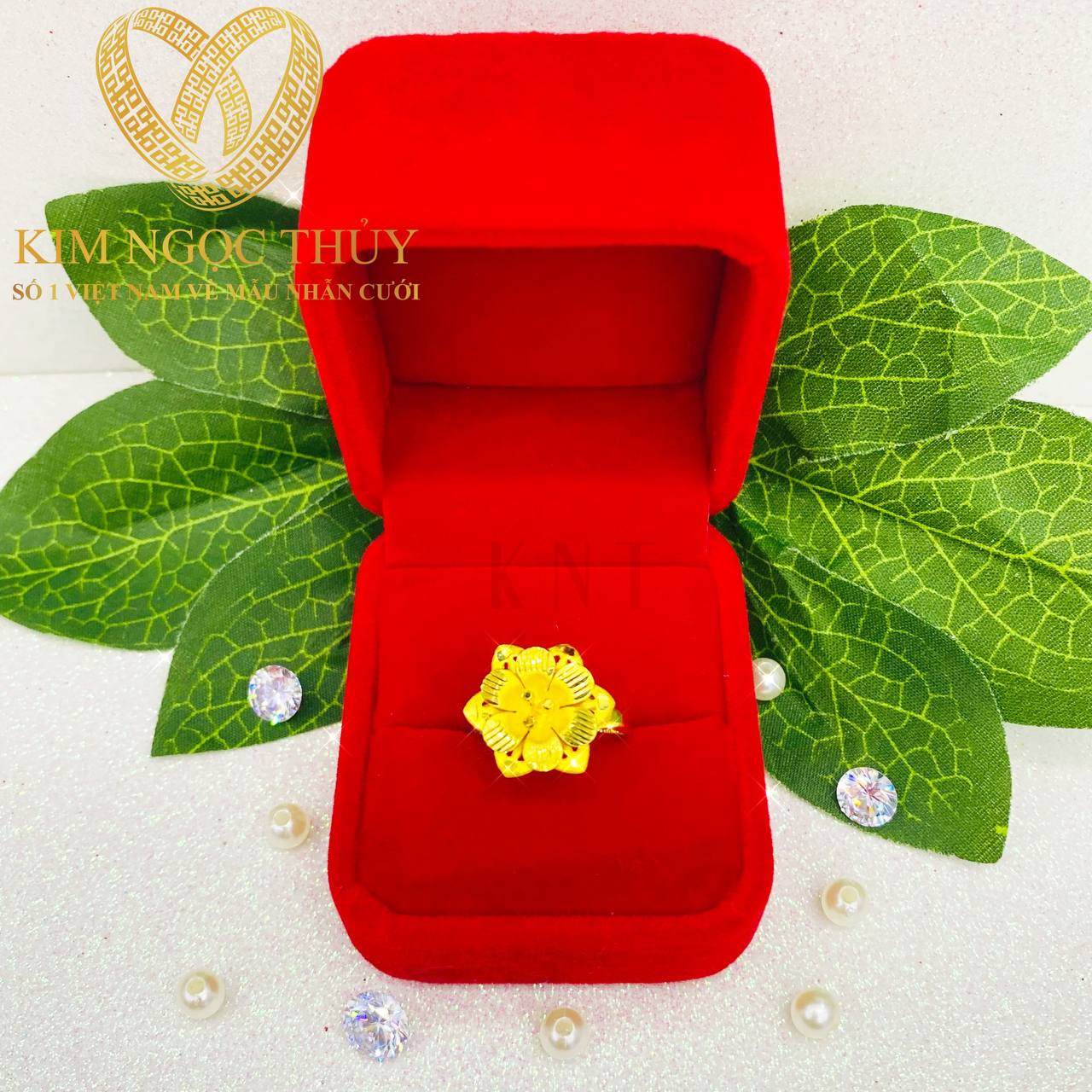 Nhẫn hoa mai 1 chỉ và 2 chỉ có thiết kế cánh hoa mềm mại