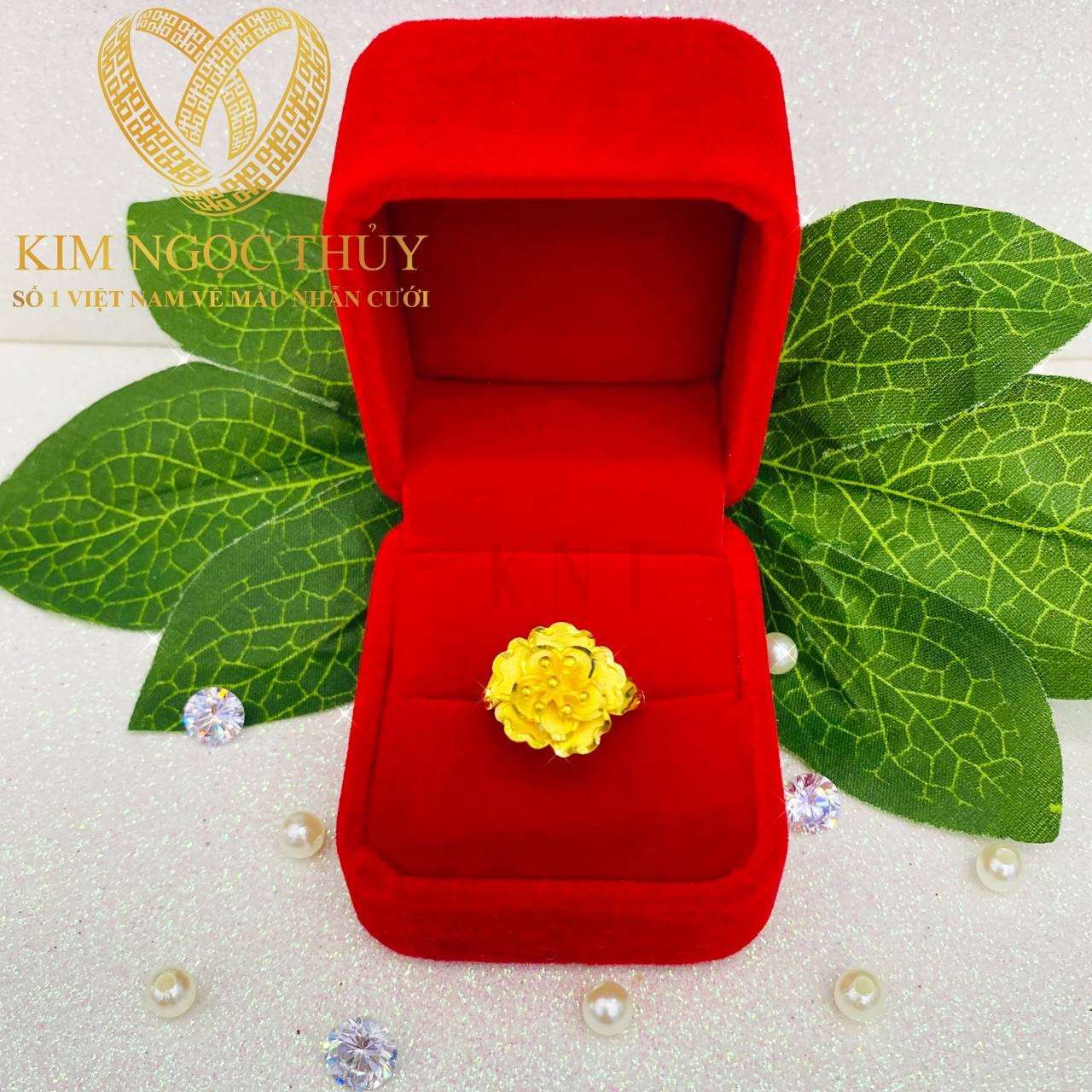 Nhẫn hoa mai 1 chỉ và 2 chỉ có thiết kế hoa mai và mềm mại, tinh tế