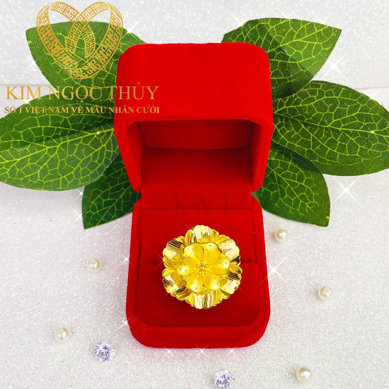 Nhẫn hoa mai 1 chỉ kết hợp giữa nét đẹp truyền thống và sự tinh xảo của nghệ thuật chế tác kim hoàn hiện đại