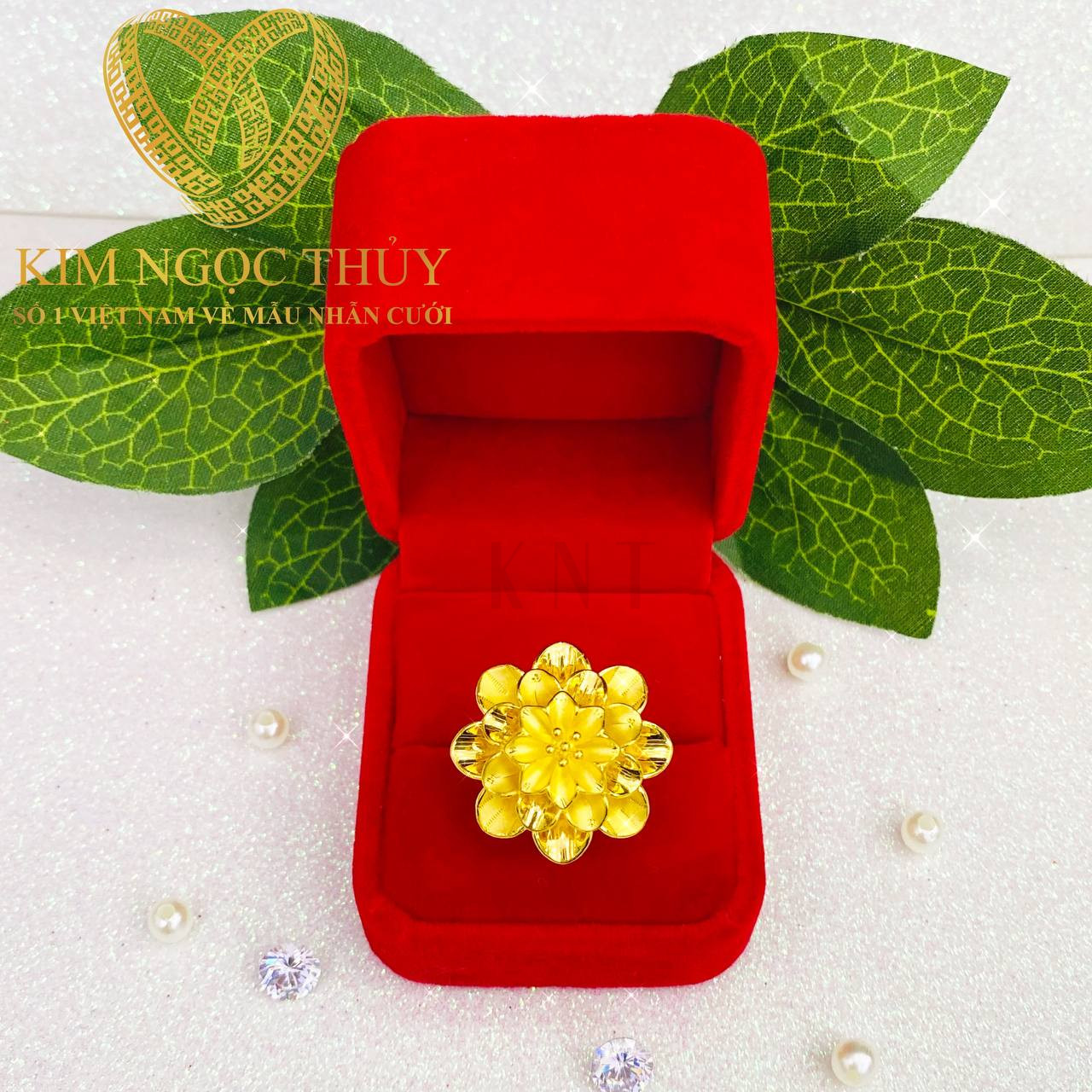 Nhẫn hoa mai 1 chỉ có chi tiết hoa mai lớn được chạm khắc tỉ mỉ, nổi bật trên nền vàng