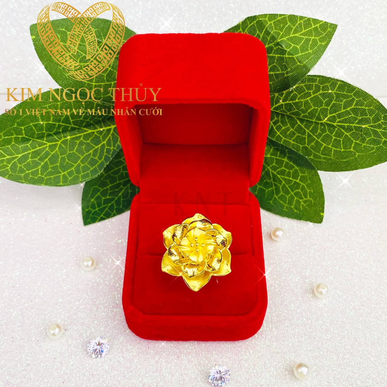 Nhẫn hoa mai 1 chỉ với từng cánh hoa, nhụy hoa được chế tác một cách khéo léo