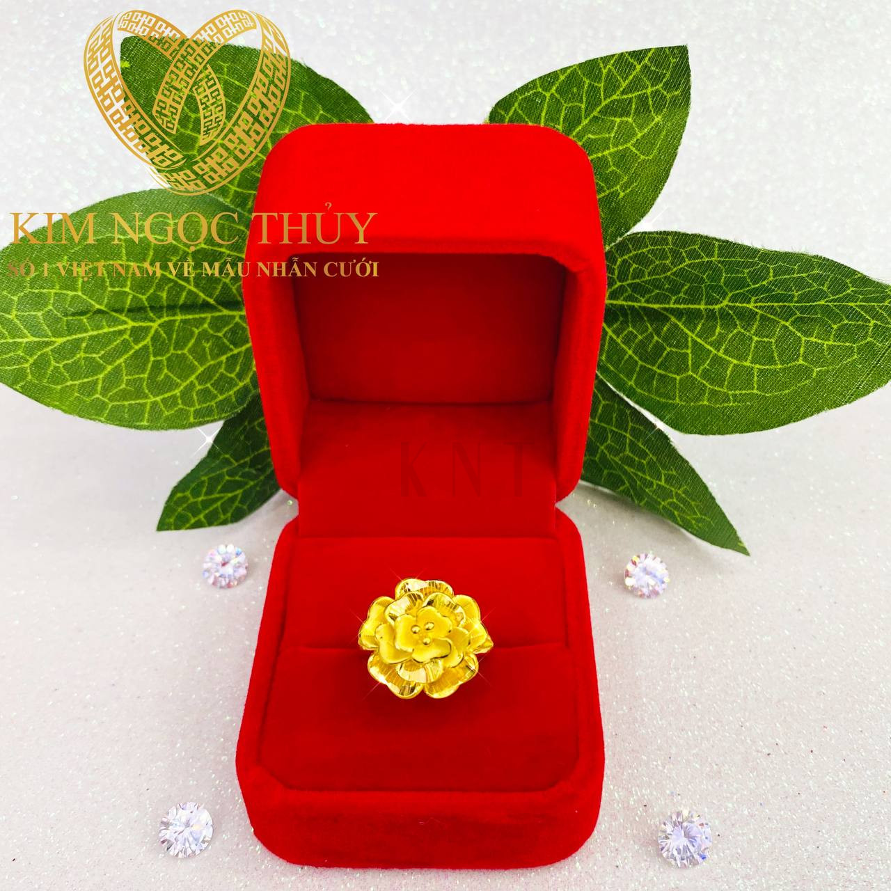 Nhẫn hoa mai từ 5P đầy duyên dáng của Kim Ngọc Thủy