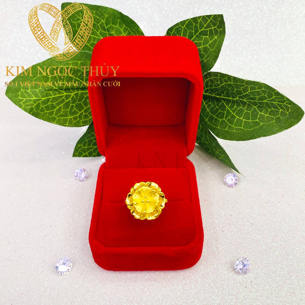 Nhẫn hoa mai từ 5P với kích thước nhỏ nhắn, xinh xắn