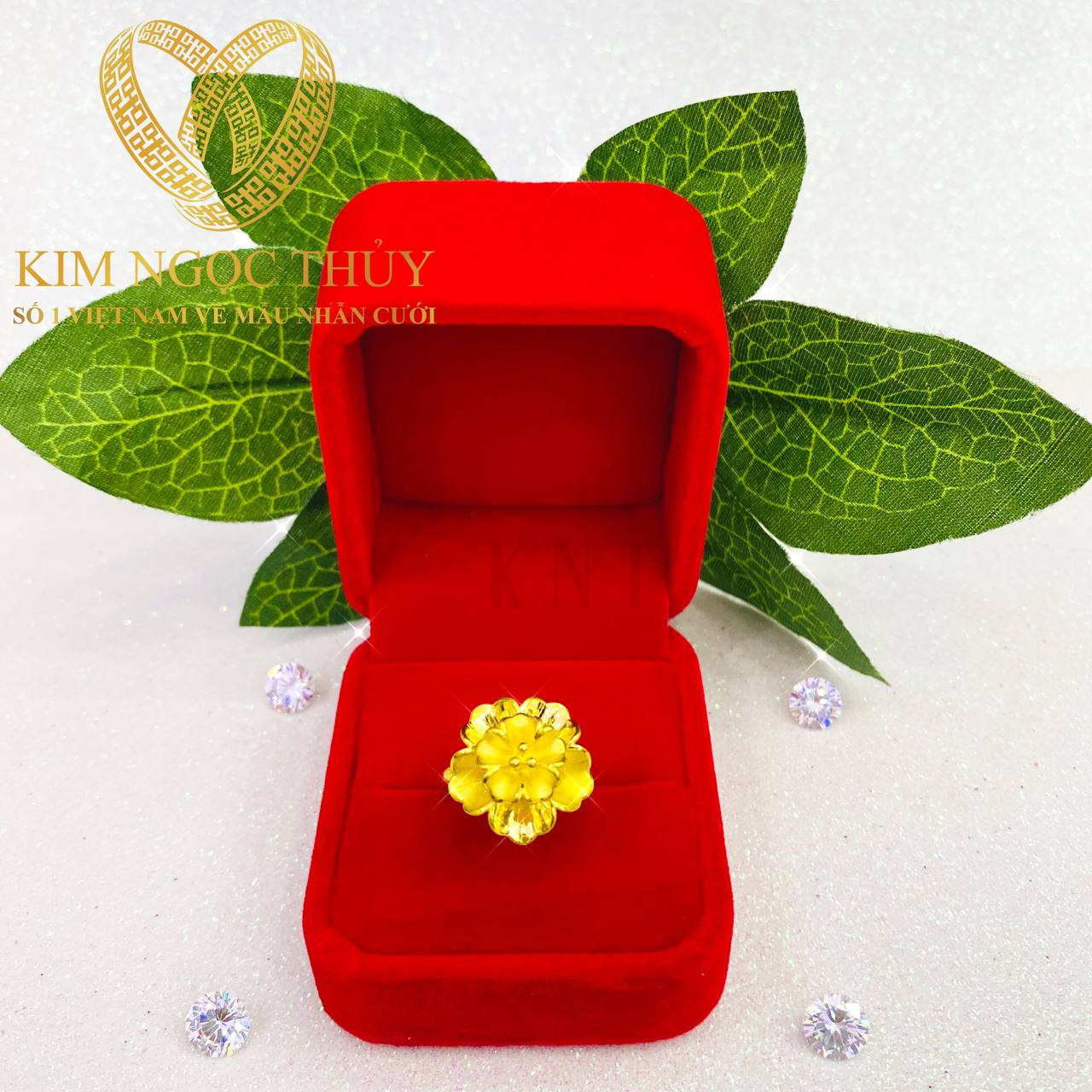 Nhẫn hoa mai từ 5P có kích thước nhỏ, chăm chút tỉ mỉ