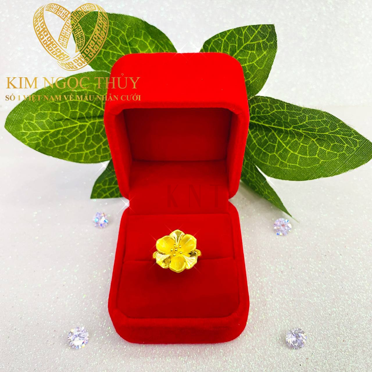 Nhẫn hoa mai từ 5P tinh tế, không quá phô trương