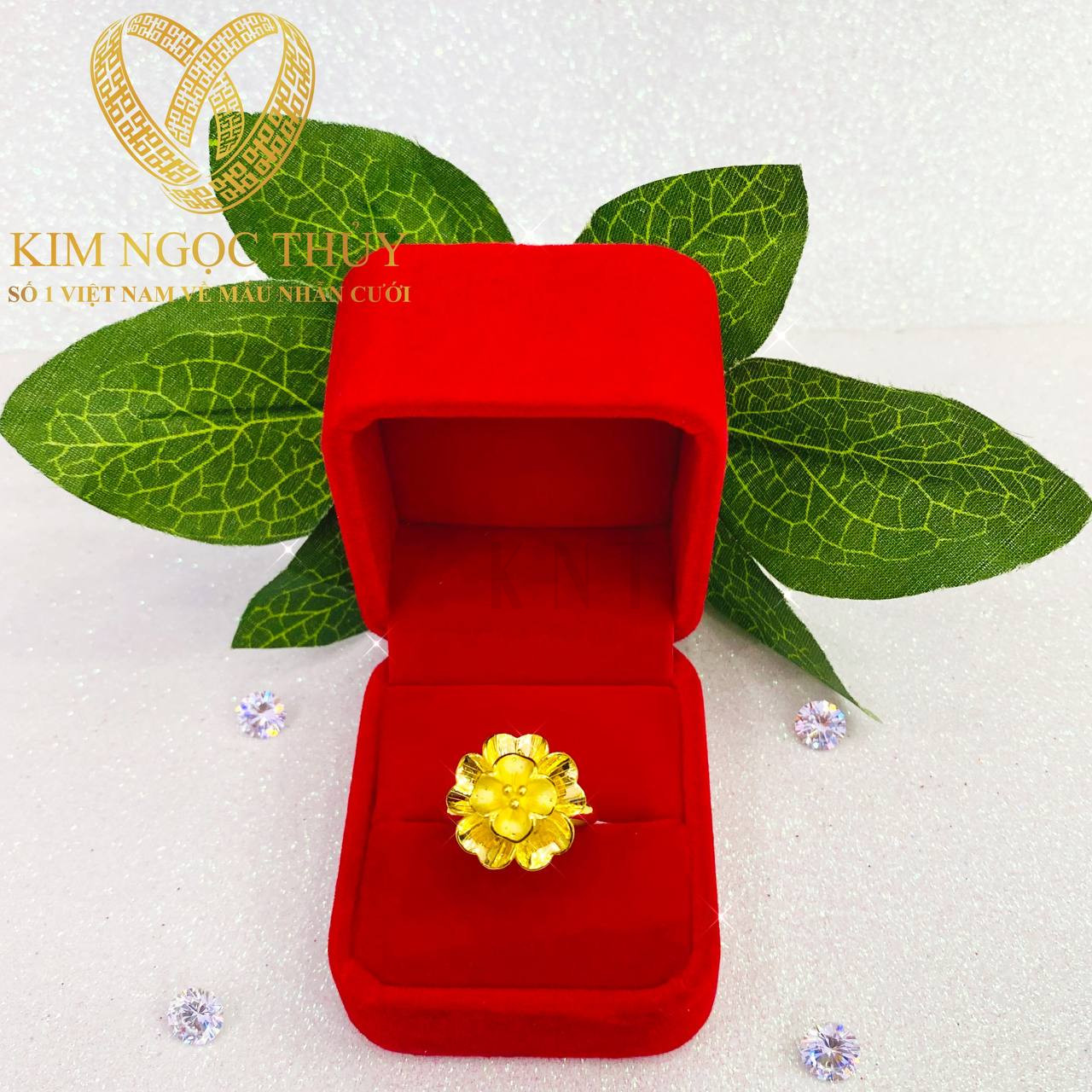Nhẫn hoa mai từ 5P có thiết kế chi tiết