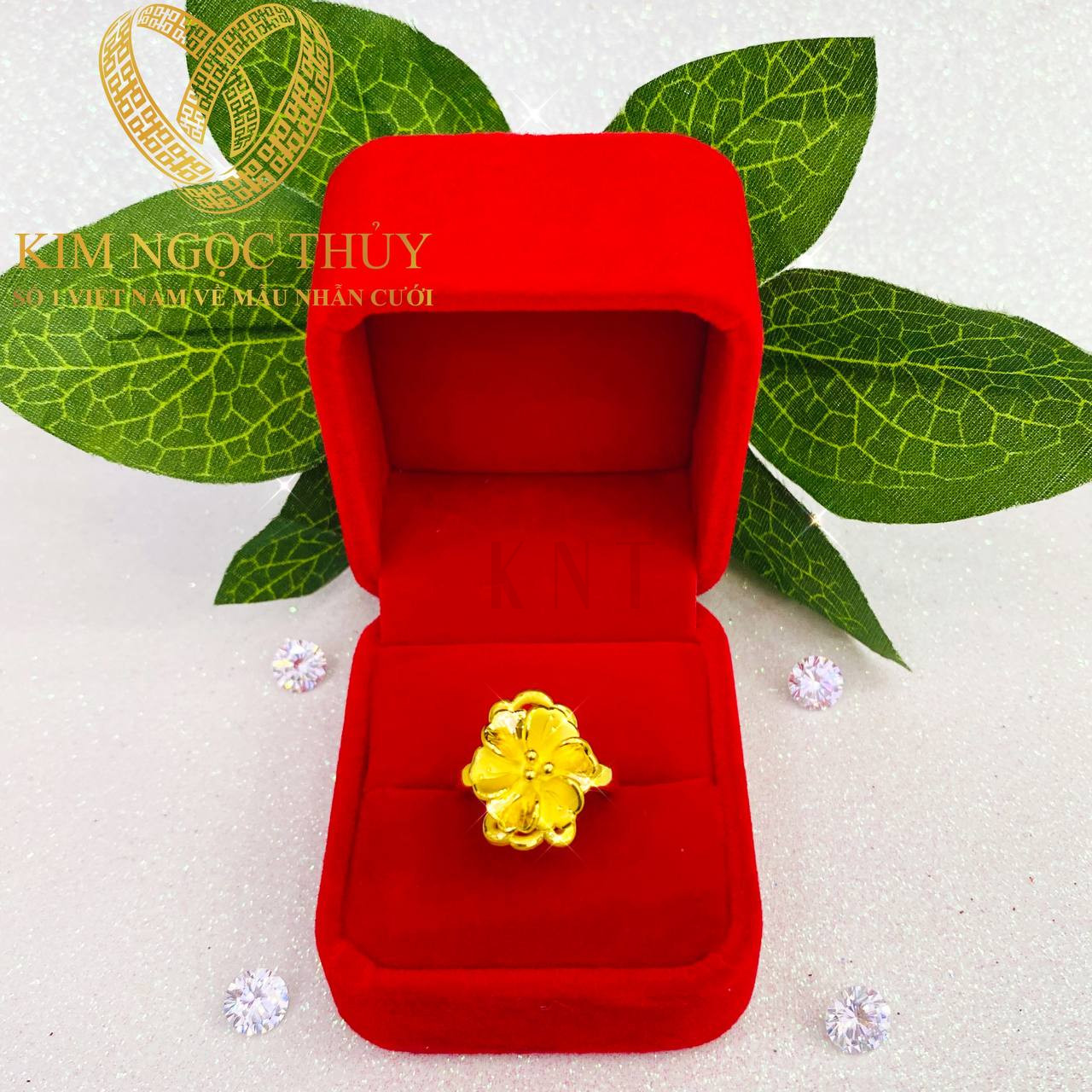 Nhẫn hoa mai từ 5P thiết kế với những cánh hoa mềm mại