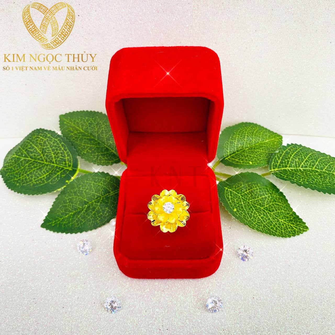 Nhẫn hoa mai từ 5P được chế tác tỉ mỉ