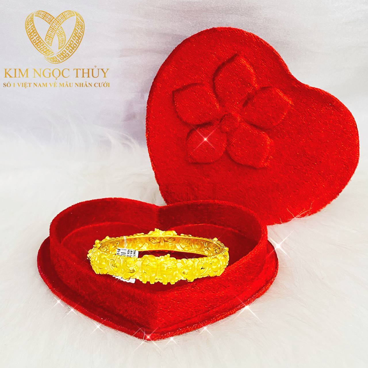 Vòng trơn quấn hoa: Thiết kế truyền thống, chất liệu cao cấp.