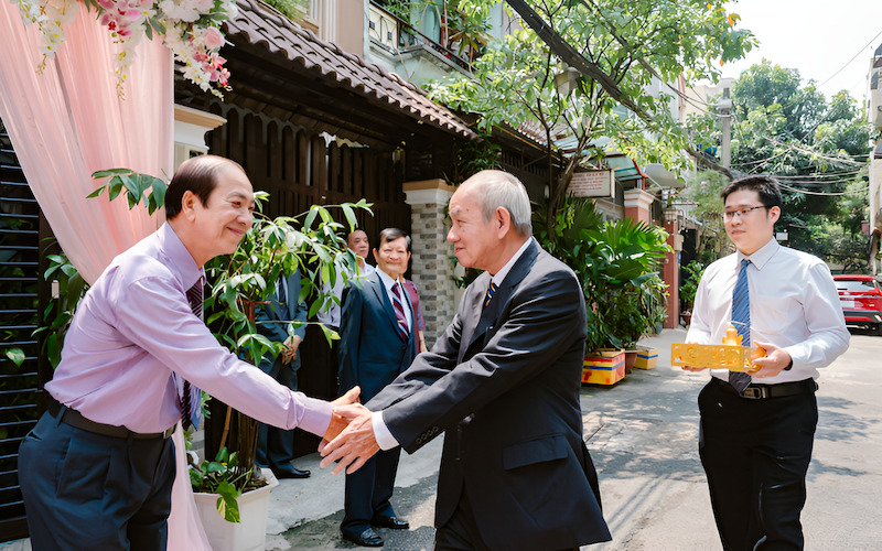 Khi đoàn nhà trai bước vào nhà, nghi thức đầu tiên là màn chào hỏi giữa hai gia đình