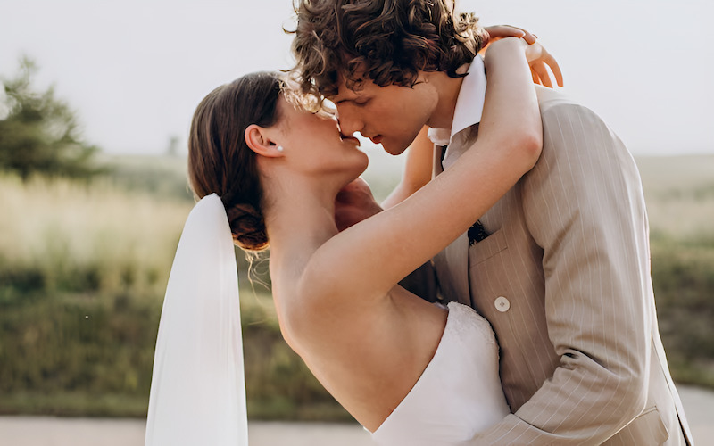 Nụ hôn lên vai là lời khẳng định thầm lặng của sự che chở và yêu thương